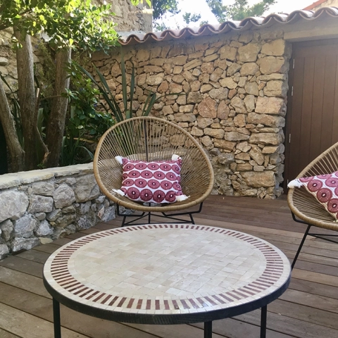 Grande table basse en zellige nacre et rouge, motif rayé. Piétement en fer forgé