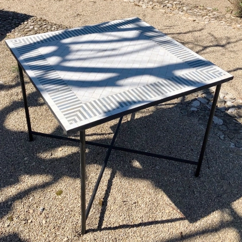 Table haute et carrée en zellige et fer forgé à la main, motif rayé nacre et gris clair