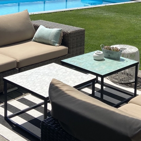 Petites tables carrées en fer forgé et Zellige pour salon d'extérieur