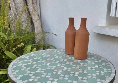 Guéridon en Zellige traditionnel et fer forgé à la main, motif fleurs de Matécha blanches et vert d'eau