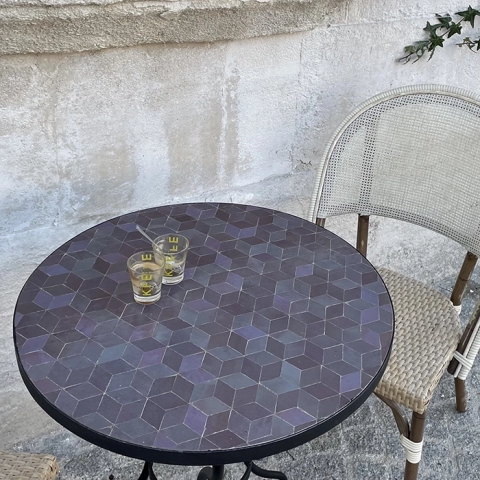 Petite table ronde de bistro en zellige unicolore avec un motif cube