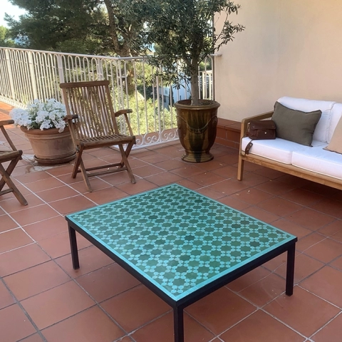 Table de salon de jardin en zellige marocain sur terrasse extérieure