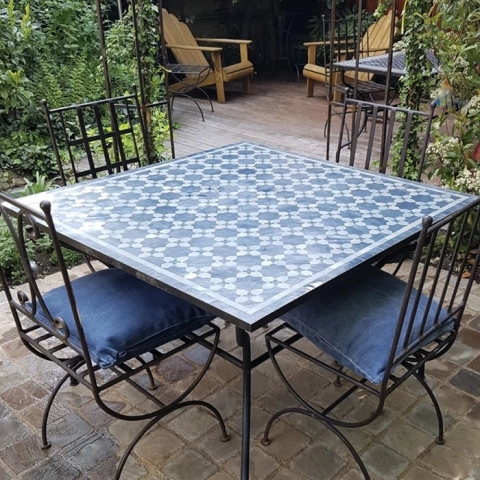 Table haute carrée en zellige avec un motif Fleurs de Matécha bicolore, bleu roi et nacre