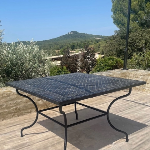 Grande table carrée en zellige, motif rayé de couleur noir