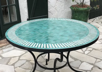 Grande table ronde en zellige de couleur vert émeraude et blanche avec un motif rayé