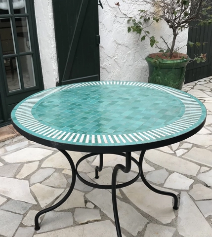 Grande table ronde en zellige de couleur vert émeraude et blanche avec un motif rayé