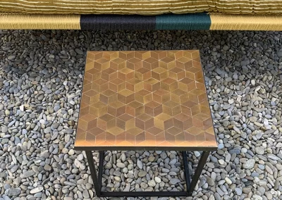 Petite table de chevet en zellige de couleurs miel et beige cuivré avec un motif cube
