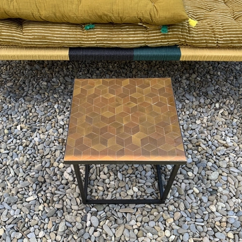 Petite table de chevet en zellige de couleurs miel et beige cuivré avec un motif cube