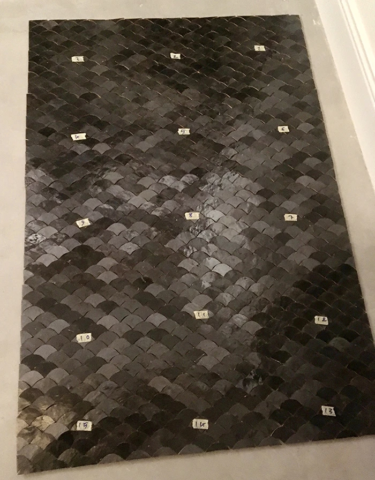 Grand plateau en zellige noir émaillé au motif écaille de poisson