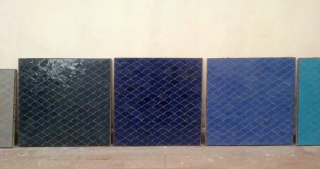 Zellige bleu nuit, bleu Roi et bleu ciel, décors en écaille de poisson