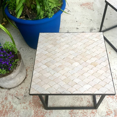 Table basse en zellige écaille de poisson blanc nacre