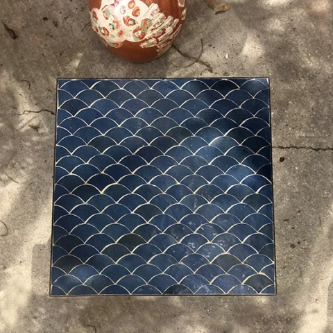 Zellige écaille de poisson bleu nuit sur table de jardin