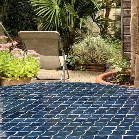 Table en zellige sur mesure, motif écaille de poisson