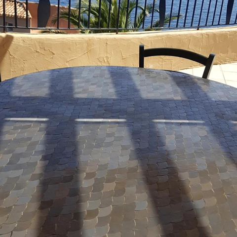 Table sur mesure en zellige au motif écaille de poisson sur terrasse à Aix en Provence