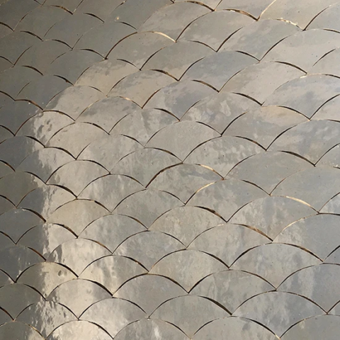 Salle de bain en zellige traditionnel au motif écaille à Montpellier