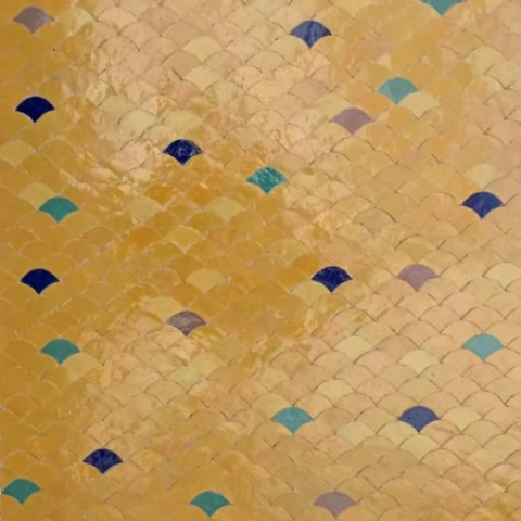 Surface murale de zellige au motif écailles de poisson