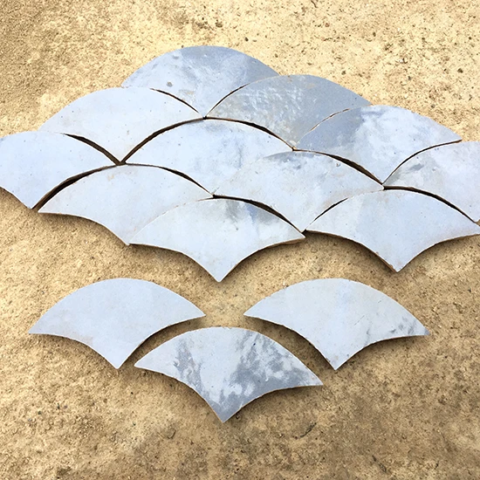 Mise en place d'un motif écaille sur un sol à Marseille