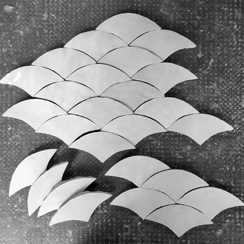 Création traditionnelle d'un plan de travail en zellige au motif écailles à Paris