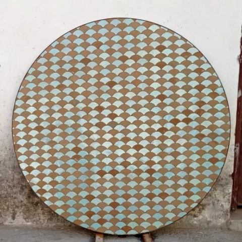 Plateau de table en zellige bicolore, motif écaille, cerclage en fer forgé à la main