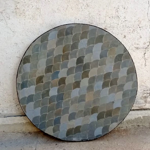 Petit plateau de table ronde en zellige en 3 nuances de gris au motif écailles