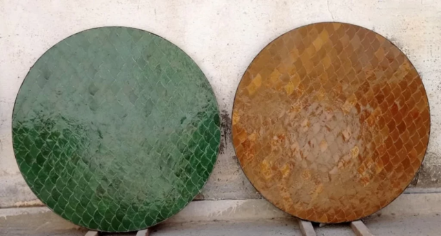 Plateaux de tables sur mesure en zellige au motif écaille, cerclage en fer forgé