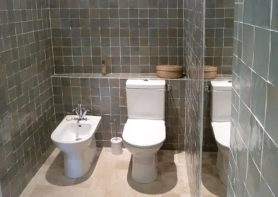 Surface murale en carrelage vernissé gris chamarré