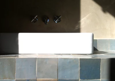 Salle de bain en zellige marocain fait à la main de couleur gris foncé et gris clair