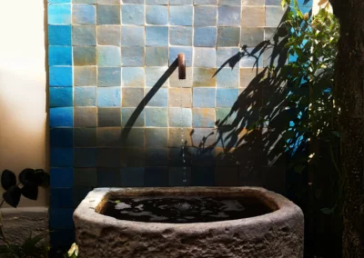 Mur de fontaine en zellige traditionnel gris clair et bleu