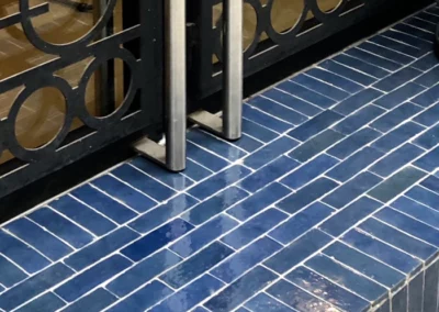 Sol extérieur en Bejmat marocain vernissé de couleur bleue nuit