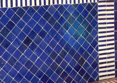 Surface sur mesure en Zellige et Bejmat bleu Roi
