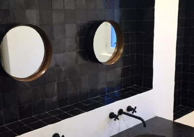 Décorations de salle de bain, contraste moderne de zellige noir, miroirs et murs blancs