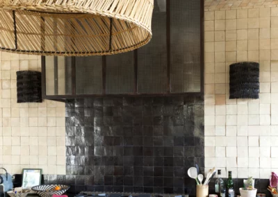 Crédence de cuisine en Zellige, surface noir et surfaces blanches, carreaux 10 x 10 cm