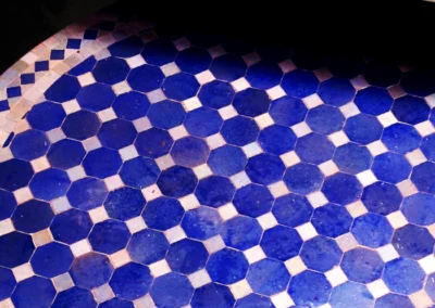 Surface en zellige fleur de matecha de couleurs Bleu Roi et blanc