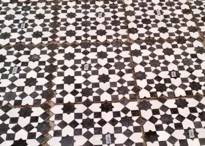 Plaques pré-montées pour le sol, motif fleur de Matécha, zelliges noirs et blancs