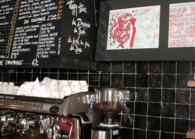 Mur en carreaux noirs vernissés