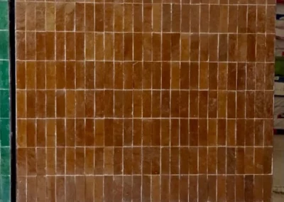 Surface de carrelage zellige de couleur beige cuivré, motif rectangle