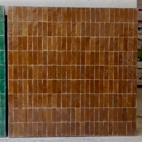 Surface de carrelage zellige de couleur beige cuivré, motif rectangle