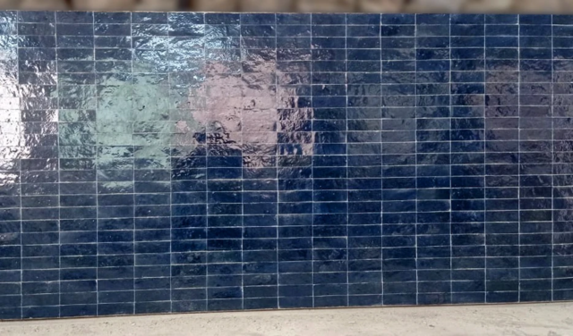 Surface de carrelage zellige de couleur bleu nuit, motif rectangle