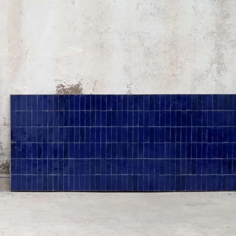 Surface de carrelage zellige de couleur bleu roi motif rectangle