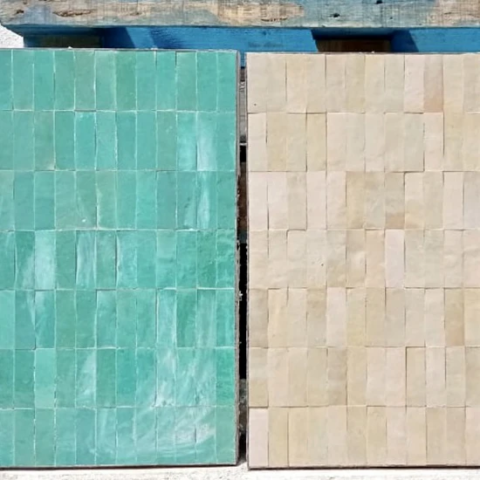 Surface de carrelage zellige de couleur vert céladon et sable, motif rectangle