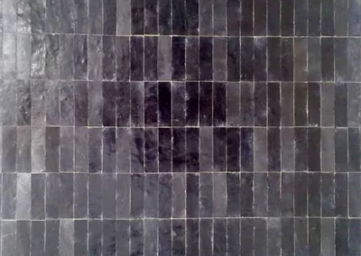 Surface de carrelage zellige de couleur encre, motif rectangle