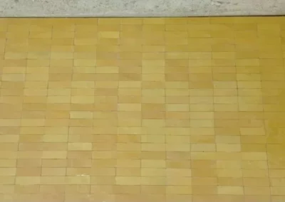 Surface de carrelage zellige de couleur jaune clair, motif rectangle