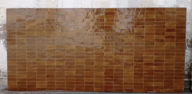 Surface de carrelage zellige de couleur miel, motif rectangle