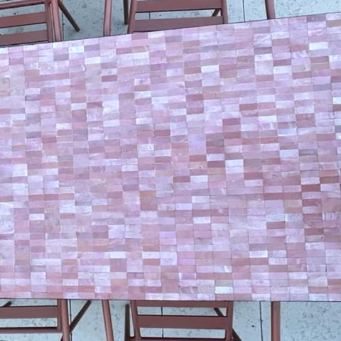 Surface de carrelage zellige de couleur rose, motif rectangle