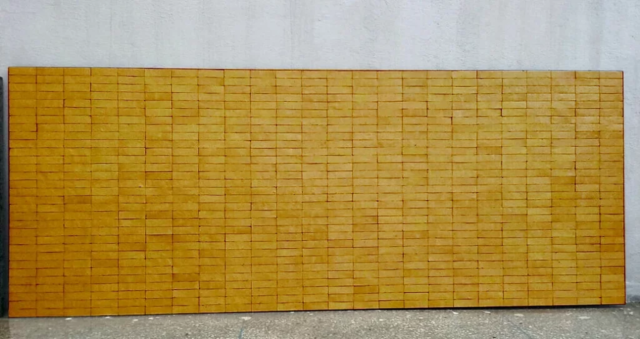 Surface de carrelage zellige de couleur jaune safran, motif rectangle