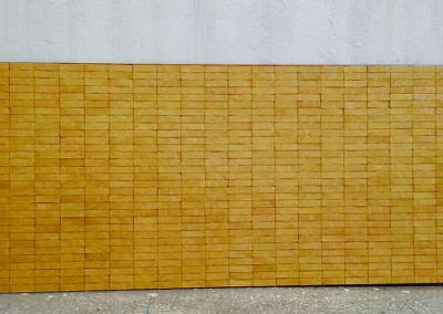 Surface de carrelage zellige de couleur jaune safran, motif rectangle