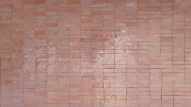 Surface de carrelage zellige de couleur saumon, motif rectangle