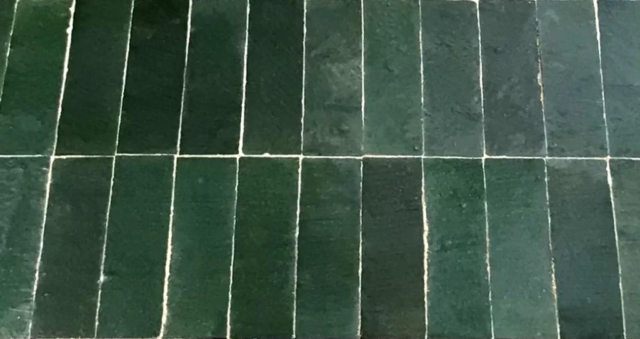 Surface de carrelage zellige de couleur vert foncé, motif rectangle