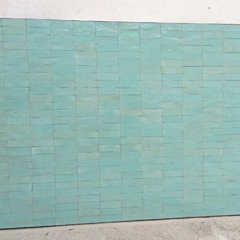 Surface de carrelage zellige de couleur vert d'eau, motif rectangle