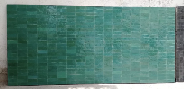 Surface de carrelage zellige de couleur vert émeraude, motif rectangle